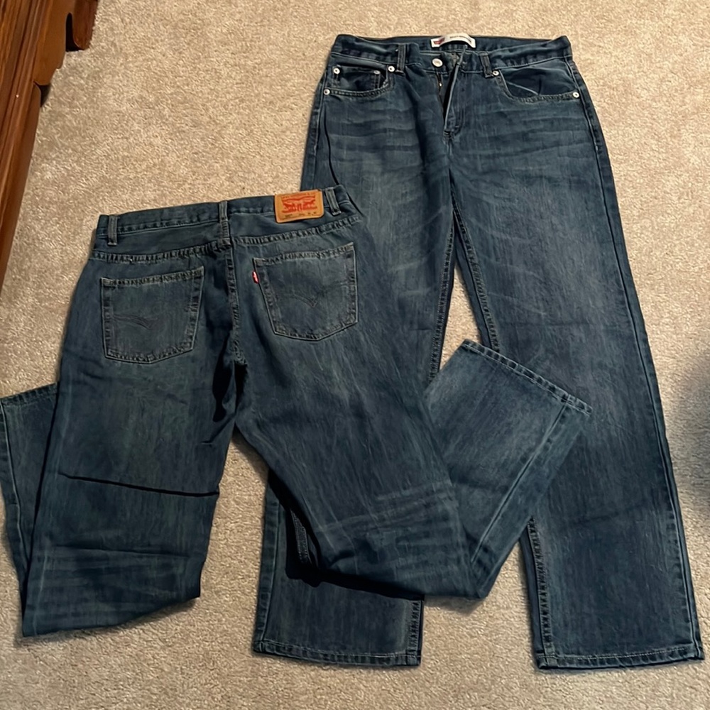 2 pair of Levi jeans